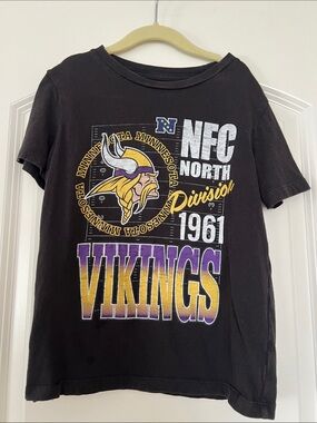 Team Apparel | (6-7) Minnesota Vikings Kids Black Graphic Tee - NFC North 1961